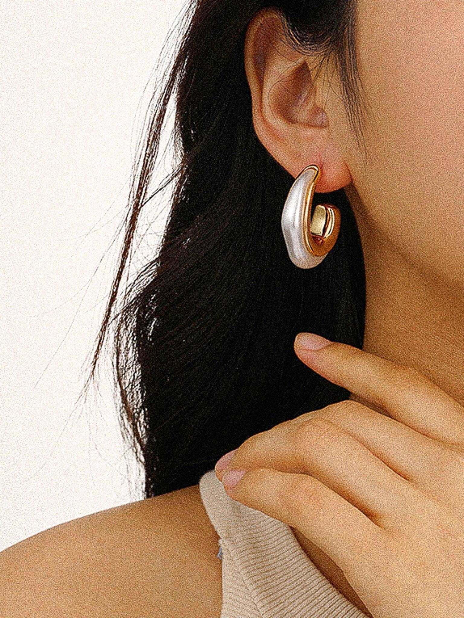 Kinsley 18K Gold Classic Pearl C Hoop Earring - Rose & Olivia Boutique